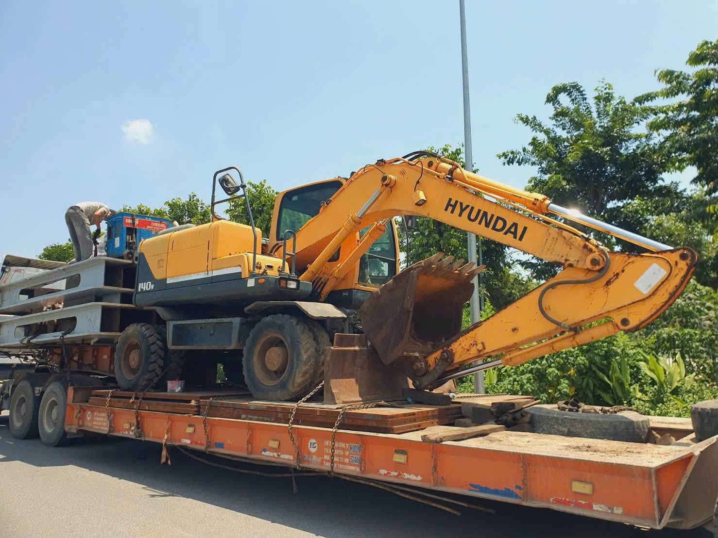 Xe cuốc bánh xích đang thi công múc vuông tôm tại Cà Mau